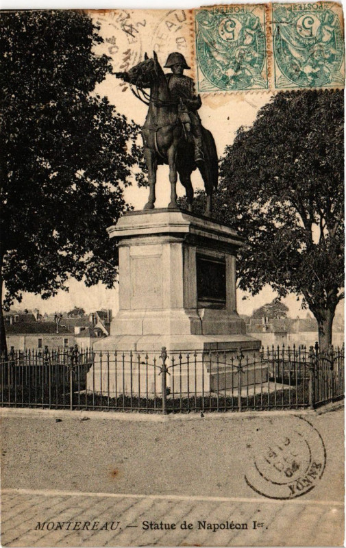 Carte postale ancienne Montereau - Statue de Napoleon