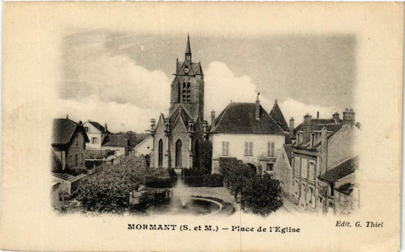 Carte postale ancienne Mormant - Place de l'Eglise à Mormant