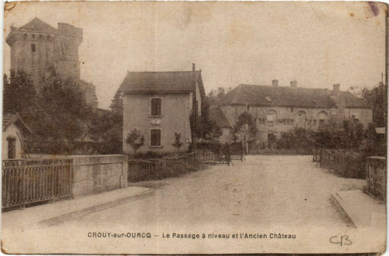 Carte postale ancienne Crouy-sur-Ourcq - Le Passage a niveau et l'Ancien Chateau à Crouy-sur-Ourcq