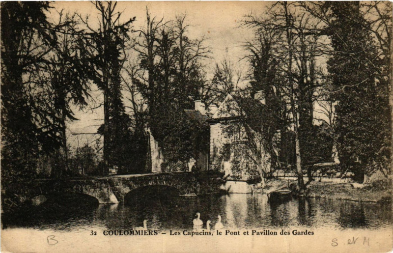 Carte postale ancienne Coulommiers - Les Capucins le Pont et Pavillon des Gardes à Coulommiers