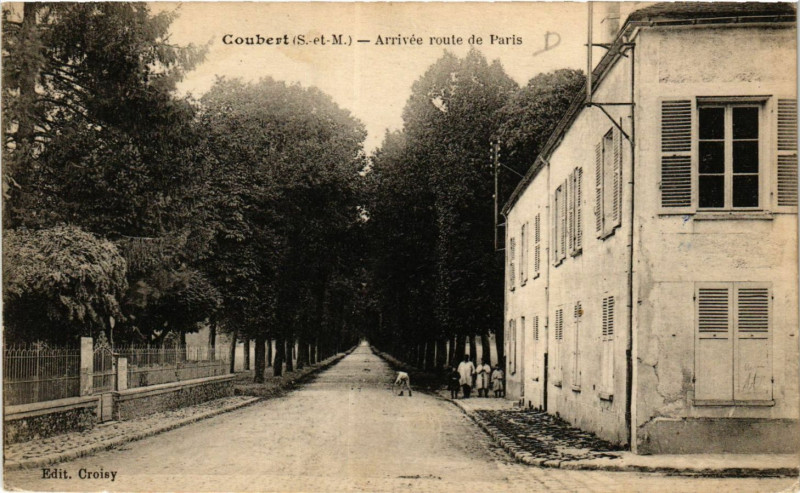 Carte postale ancienne Coubert - Arrivée route de Paris à Coubert