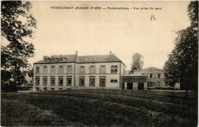 Carte postale ancienne Pensionnat Jeanne d'Arc - Fontainebleau- Vue prise du parc à Fontainebleau