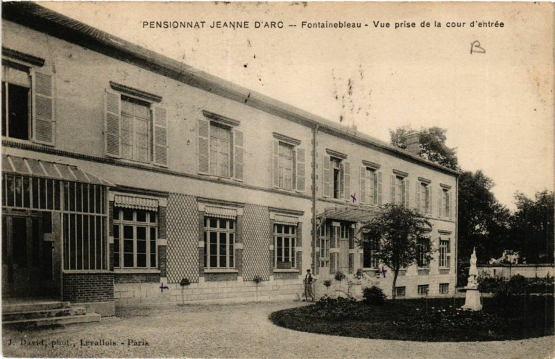 Carte postale ancienne Pensionnat Jeanne d'Arc - Fontainebleau - Vue prise de la cour à Fontainebleau