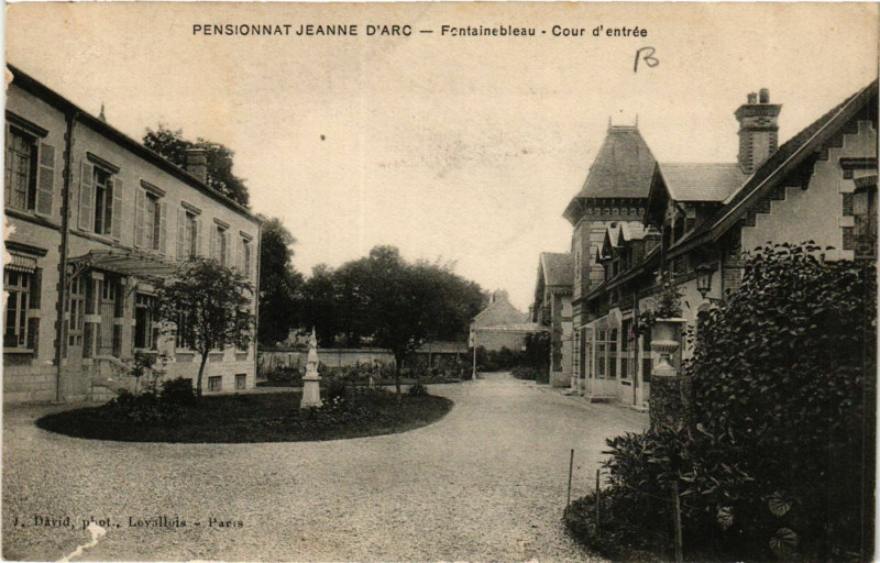 Carte postale ancienne Pensionnat Jeanne d'Arc - Fontainebleau - Cour d'entrée à Fontainebleau
