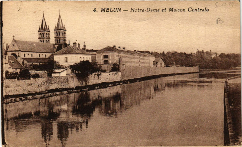 Carte postale ancienne Melun - Notre-Dame et Maison Centrale à Melun