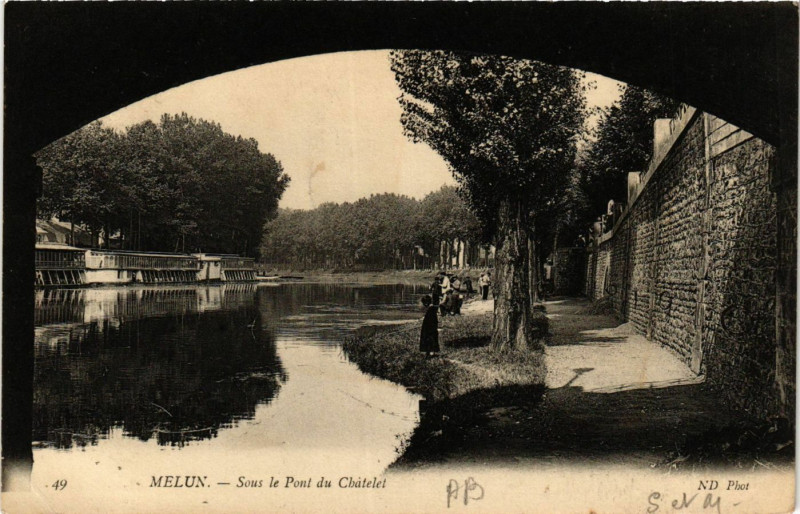Carte postale ancienne Melun - Sous le Pont du Chatelet à Melun