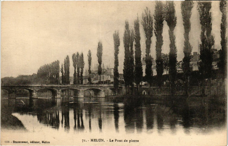 Carte postale ancienne Melun - Le Pont de pierre à Melun
