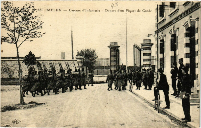 Carte postale ancienne Melun - Caserne d'Infanterie - Depart d'un Piquet de Garde à Melun