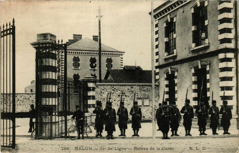 Carte postale ancienne Melun - 31*-de Ligne - Releve de la Garde à Melun