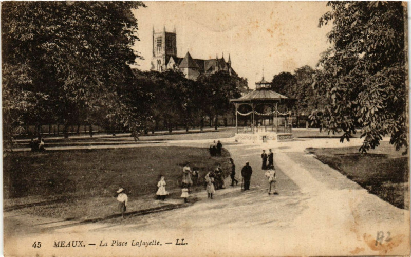 Carte postale ancienne Meaux - La Place Lafayette à Meaux