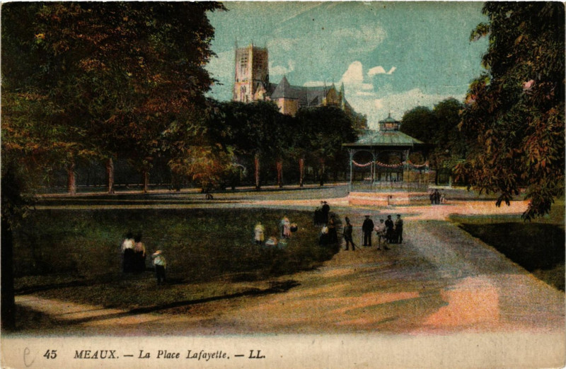 Carte postale ancienne Meaux - La Place Lafayette à Meaux