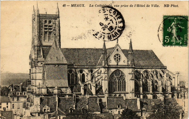 Carte postale ancienne Meaux - La Cathedrale vue prise de l'Hotel de Ville à Meaux