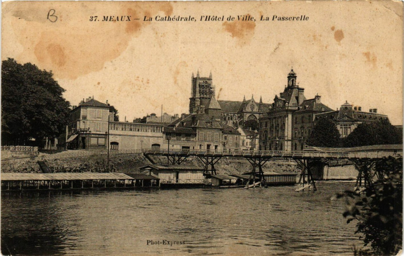Carte postale ancienne Meaux - La Cathedrale l'Hotel de Ville La Passerelle à Meaux