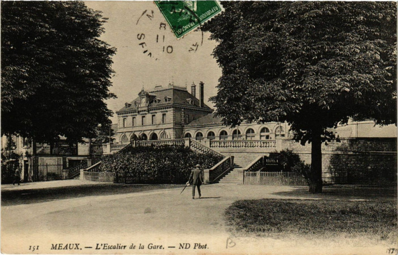 Carte postale ancienne Meaux - L'Escalier de la Gare à Meaux