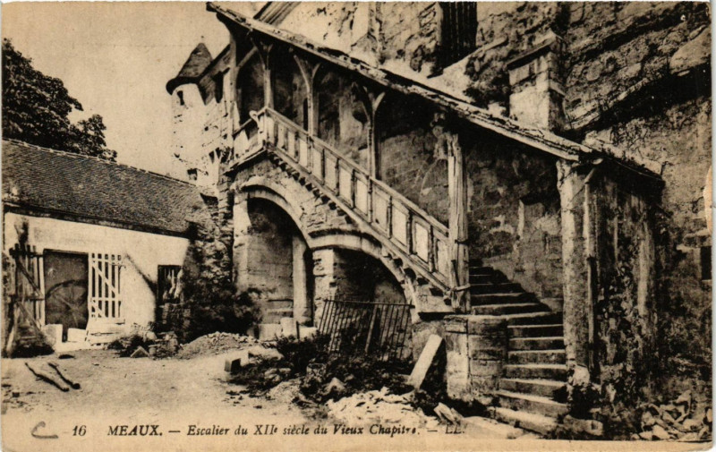 Carte postale ancienne Meaux - Escalier du Xii siecle du Vieux Chapitre à Meaux