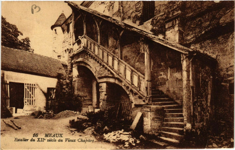 Carte postale ancienne Meaux - Escalier du Xii siecle des Vieux Chapitre à Meaux