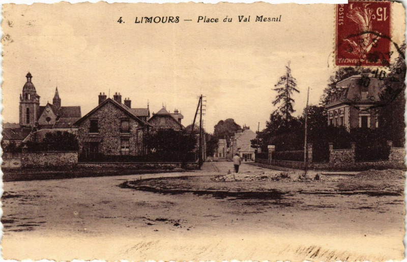 Carte postale ancienne Limours - Place du Val Mesnil