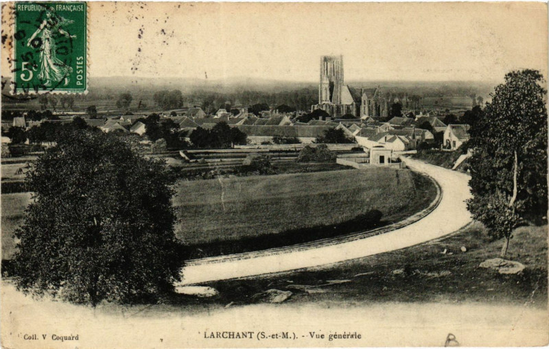 Carte postale ancienne Larchant - Vue générale à Larchant