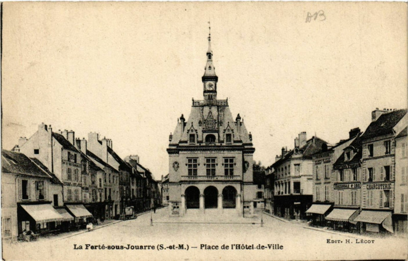Carte postale ancienne La Ferte-sous-Jouarre - Place de l'Hotel-de-Ville à La Ferté-sous-Jouarre