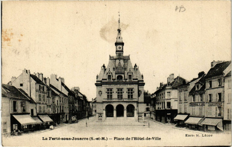 Carte postale ancienne La Ferte-sous-Jouarre - Place de l'Hotel-de-Ville à La Ferté-sous-Jouarre