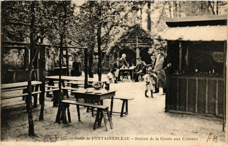 Carte postale ancienne Foret de Fontainebleau - Station de la Grotte aux Cristaux à Fontainebleau