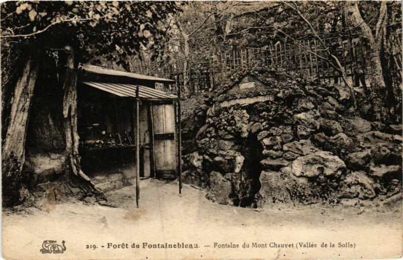 Carte postale ancienne Foret de Fontainebleau - Fontaine du Mont Chauvet (Vallée de la à Fontainebleau