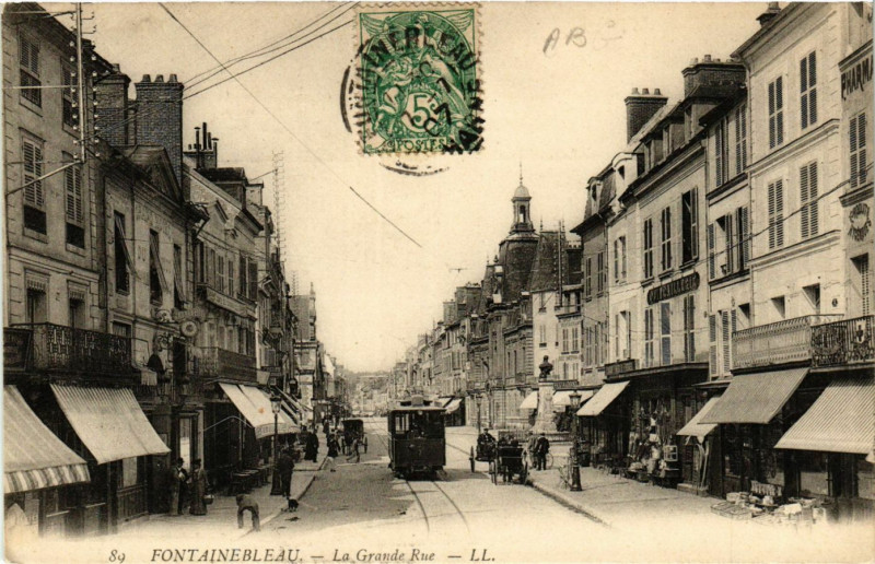 Carte postale ancienne Fontainebleau - La Grande Rue à Fontainebleau