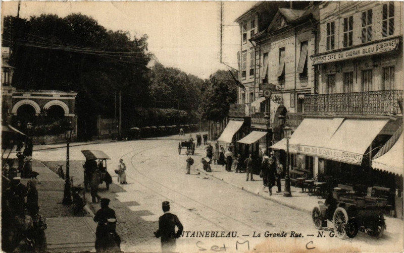Carte postale ancienne Fontainebleau - La Grande Rue à Fontainebleau