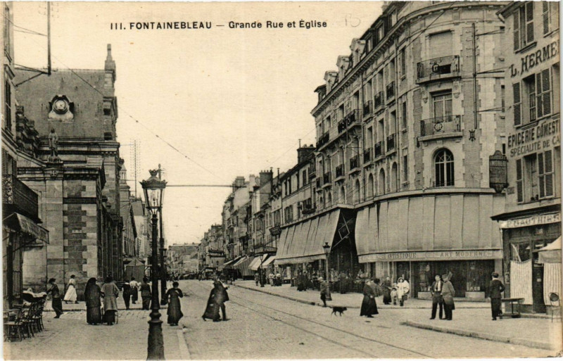 Carte postale ancienne Fontainebleau - Grande Rue et Eglise à Fontainebleau