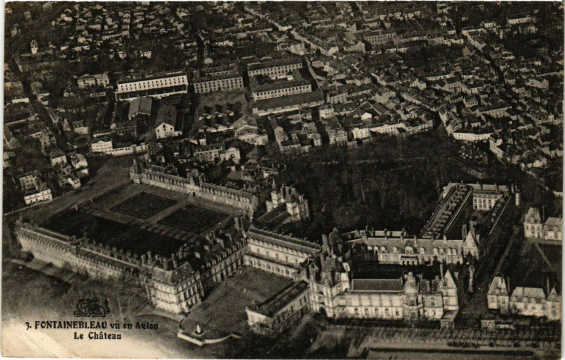 Carte postale ancienne Fontainebleau vu en Avion - Le Chateau à Fontainebleau