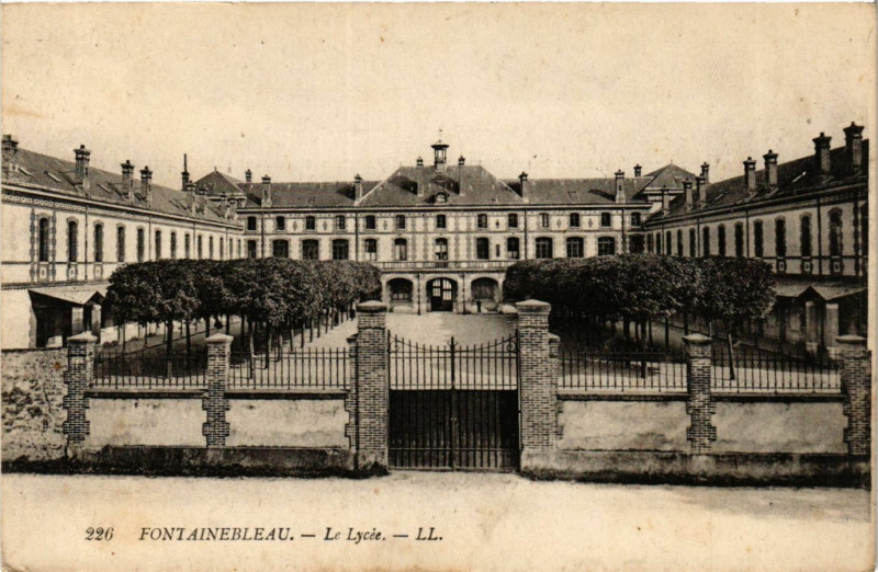 Carte postale ancienne Fontainebleau - Le Lycée à Fontainebleau