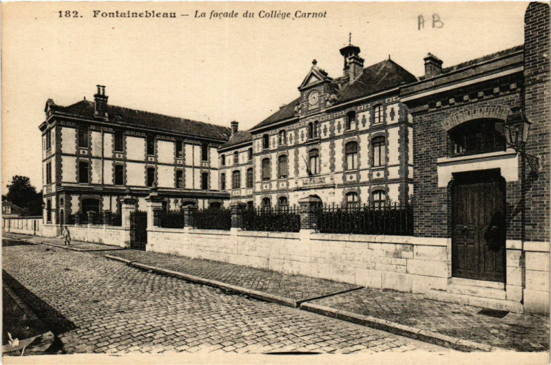 Carte postale ancienne Fontainebleau - La facade du College Carnot à Fontainebleau