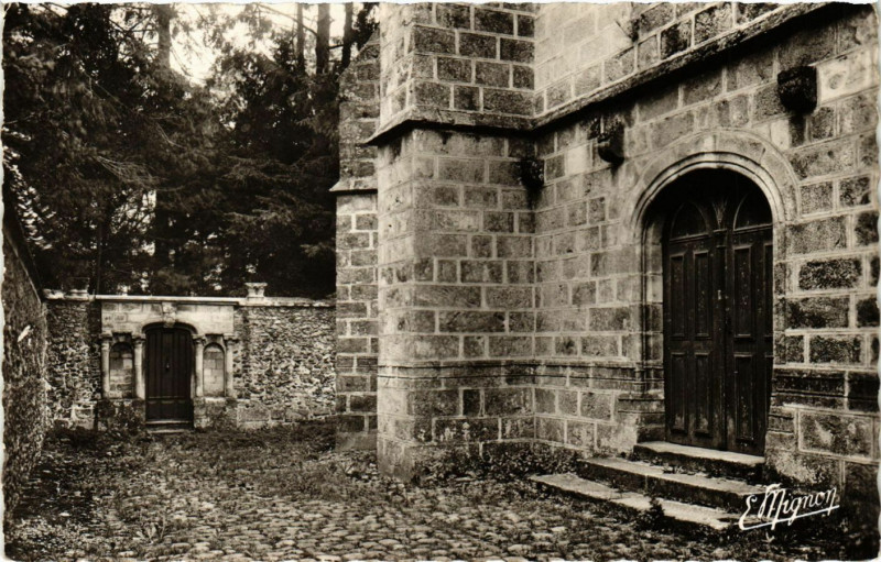 Carte postale ancienne Faremoutiers - Porte de l'Ancienne Abbaye de St-Fiace à Faremoutiers