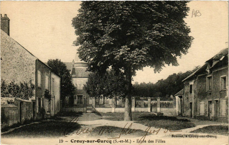 Carte postale ancienne Crouy-sur-Ourcq - Ecole des Filles à Crouy-sur-Ourcq