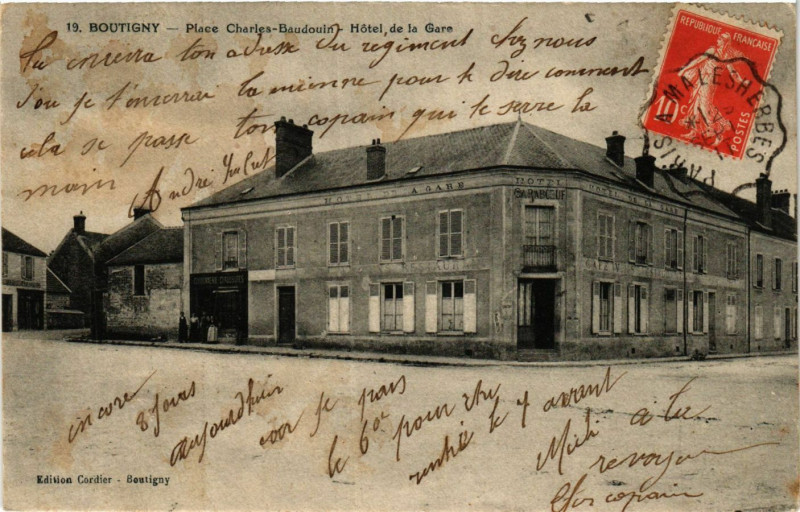 Carte postale ancienne Bourigny - Place Charles-Beudoin - Hotel de la Gare