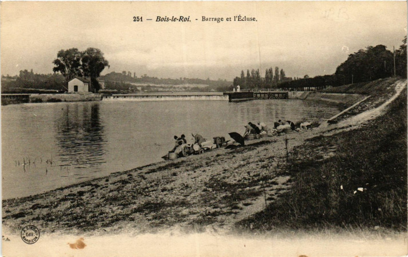 Carte postale ancienne Bois-le-Roi - Barrage et l'Ecluse à Bois-le-Roi