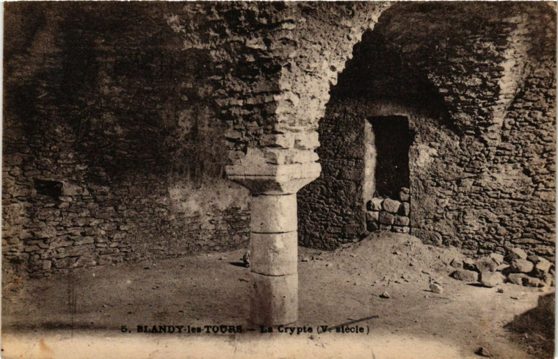 Carte postale ancienne Blandy-les-Tours - La Crypte (V siecle) à Blandy