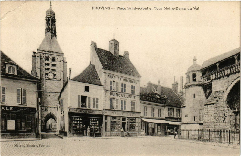 Carte postale ancienne Provins - Place St-Axont et Tour Notre-Dame du Val à Provins