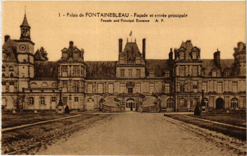Carte postale ancienne Palais de Fontainebleau - Facade et entrée principale à Fontainebleau