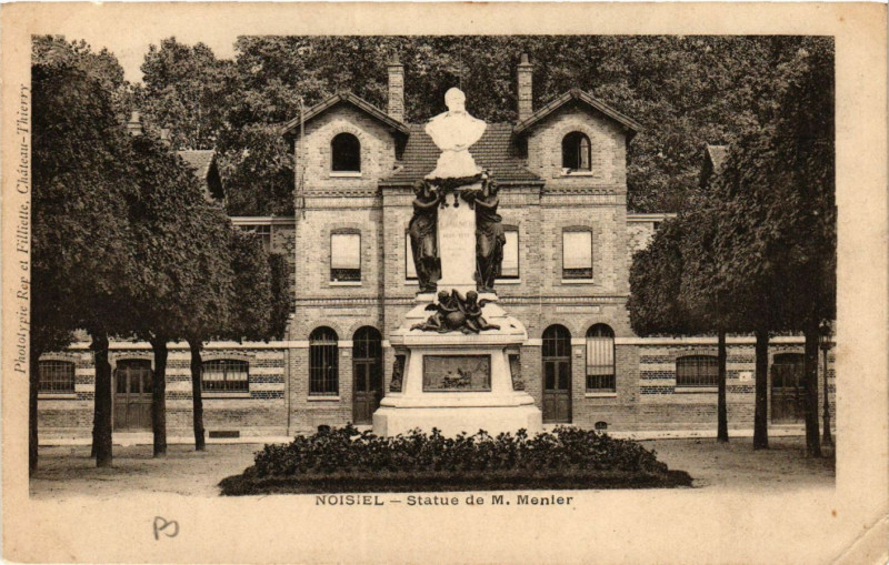 Carte postale ancienne Statue de M. Menier à Noisiel