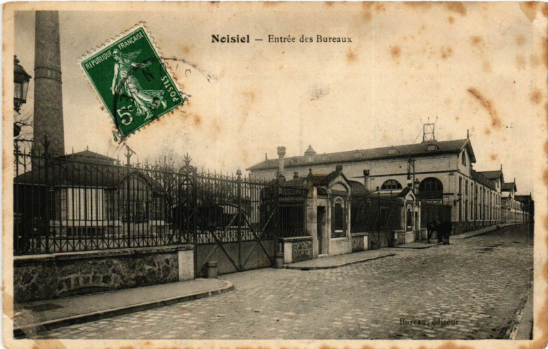 Carte postale ancienne Entrée des Bureaux à Noisiel