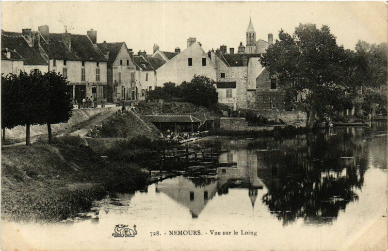 Carte postale ancienne Nemours - Vue sur le Loing à Nemours