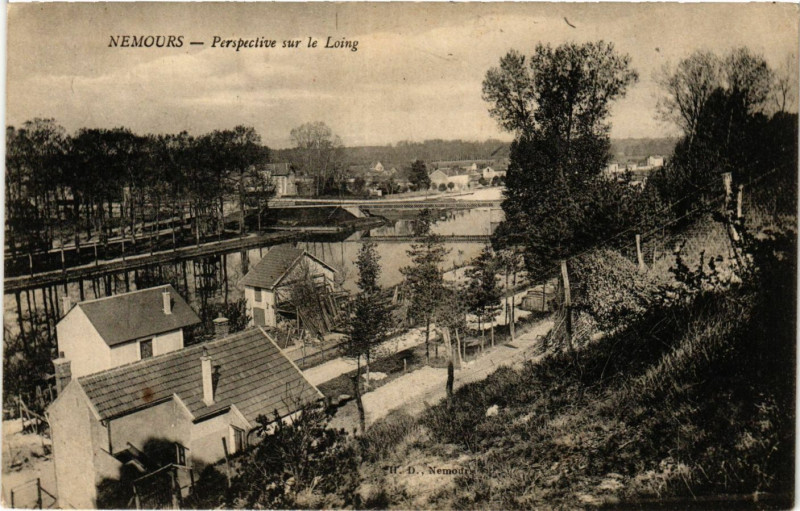 Carte postale ancienne Nemours - Perspective sur le Loing à Nemours