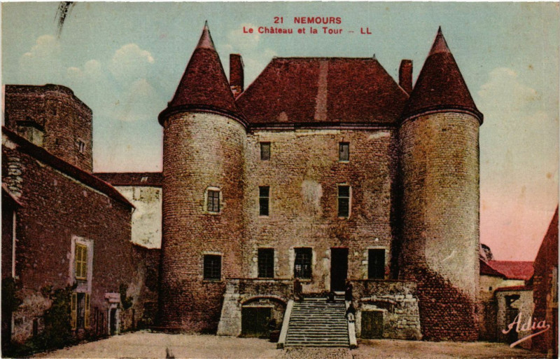 Carte postale ancienne Nemours - Le Chateau et la Tour à Nemours