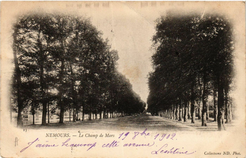 Carte postale ancienne Nemours - Le Champ de Mars à Nemours