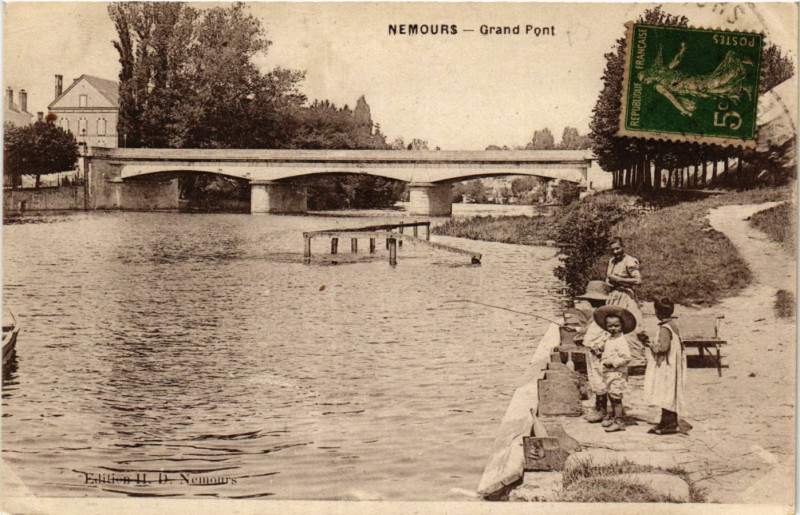 Carte postale ancienne Nemours - Grand Pont à Nemours