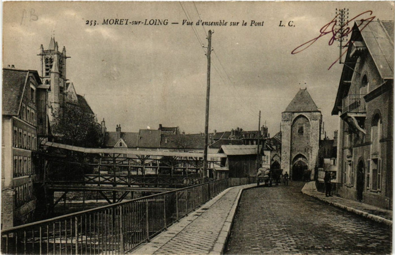 Carte postale ancienne Moret-sur-Loing - Vue d'ensemble sur le Pont