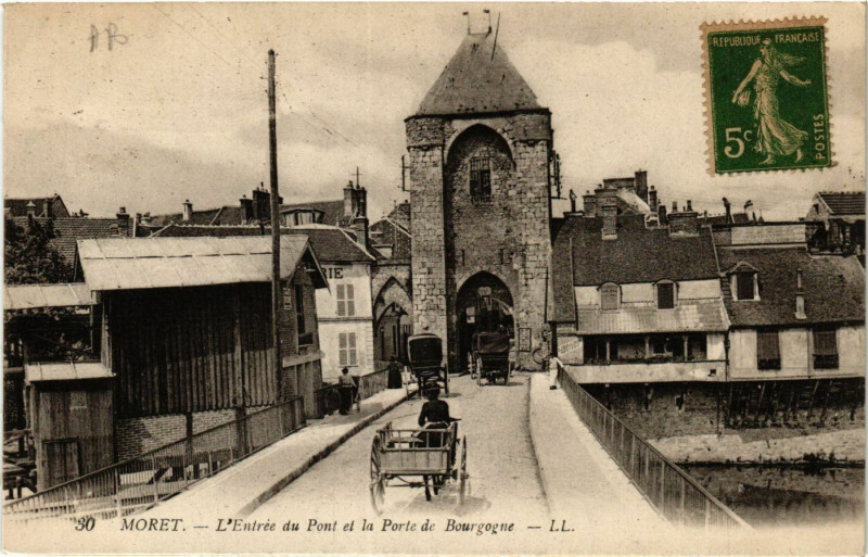 Carte postale ancienne Moret - L'Entrée du Pont et la Porte de Bourgogne