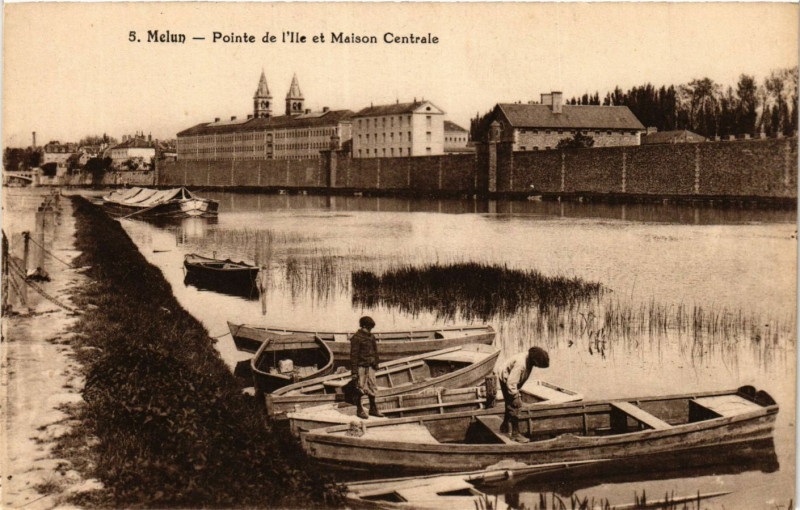Carte postale ancienne Melun - Pointe de l'Ile et Maison Centrale à Melun