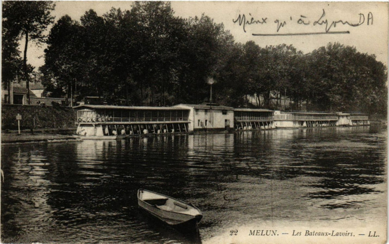 Carte postale ancienne Melun - Les Bateaux-Lavoirs à Melun
